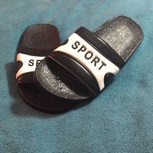 Black sports slippers